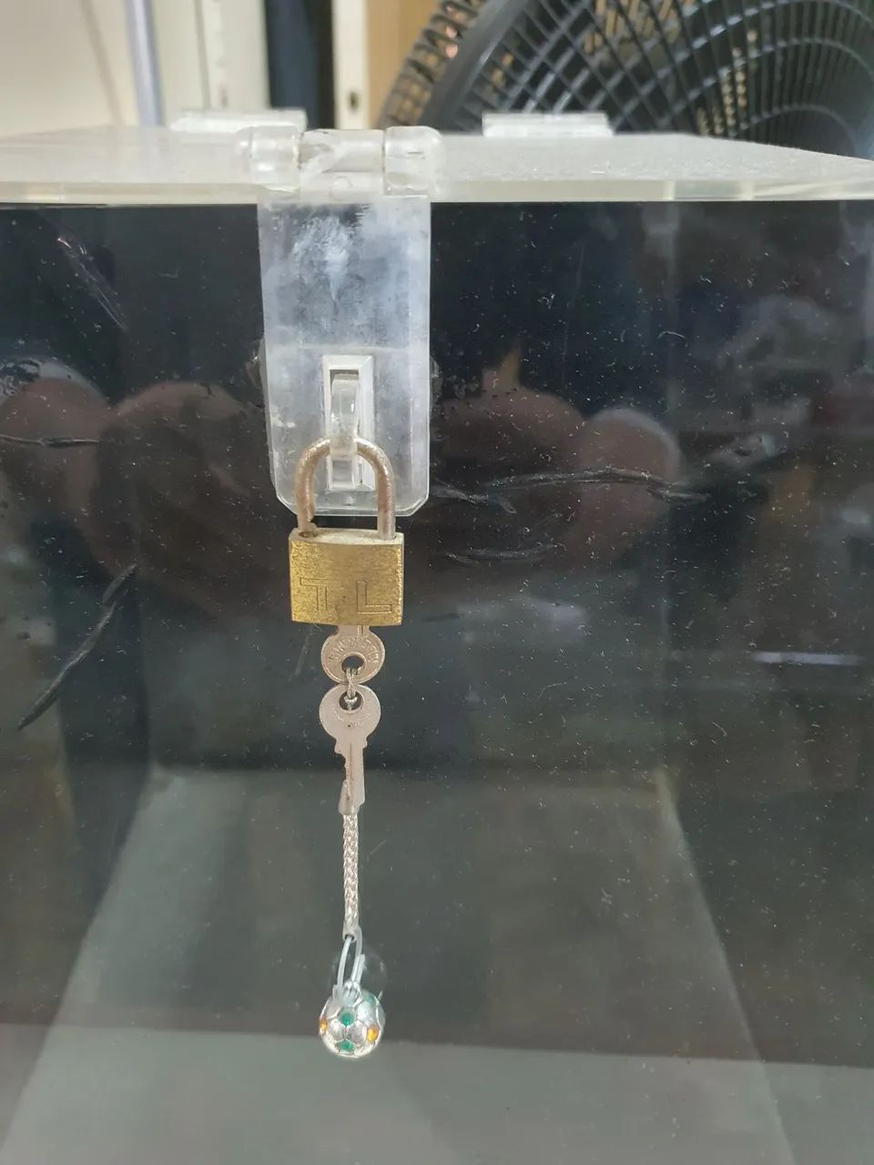 URNA DE ACRÍLICO COM CADEADO - Foto 3