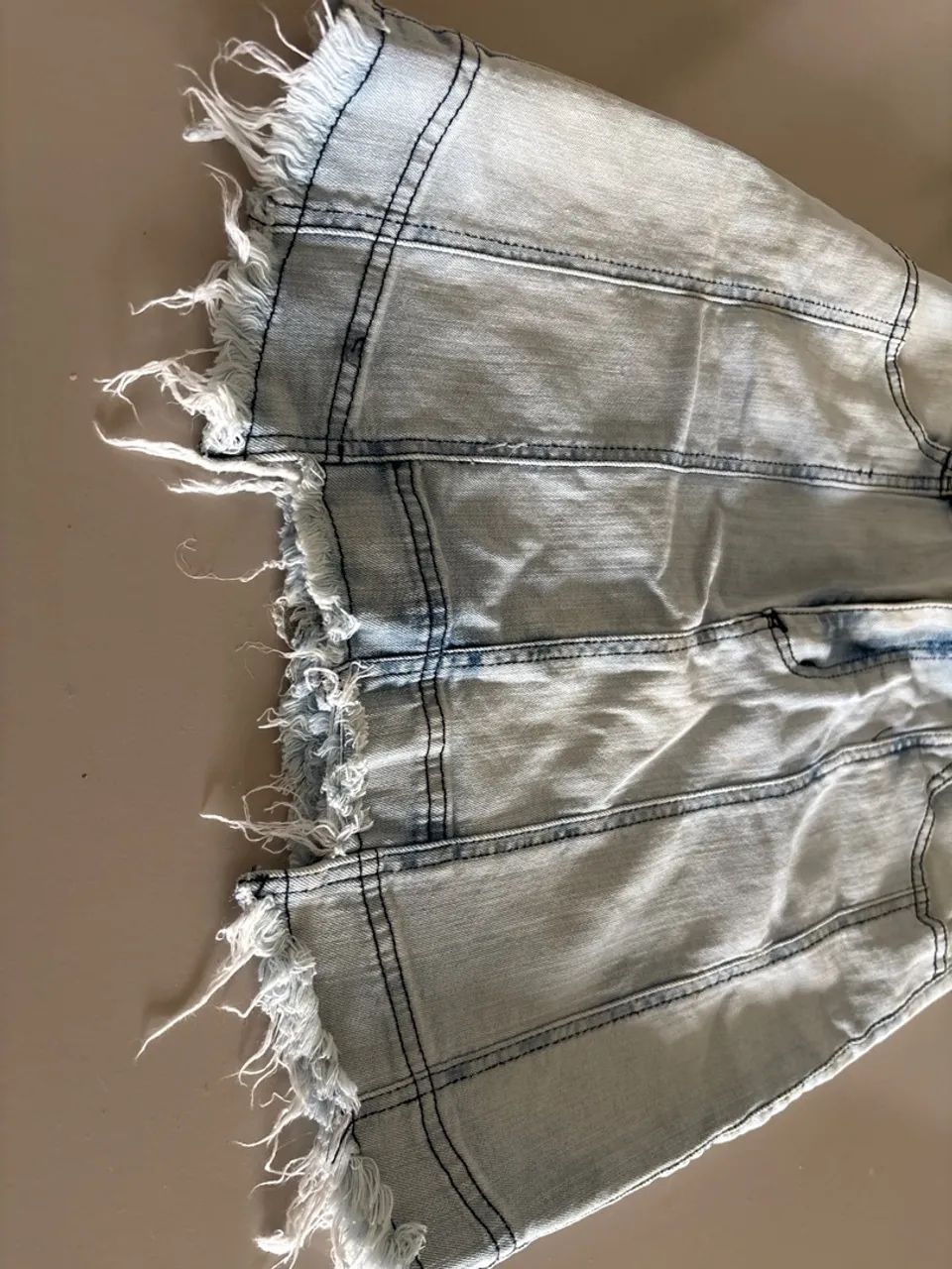Saia jeans clara com recortes  - Foto 2