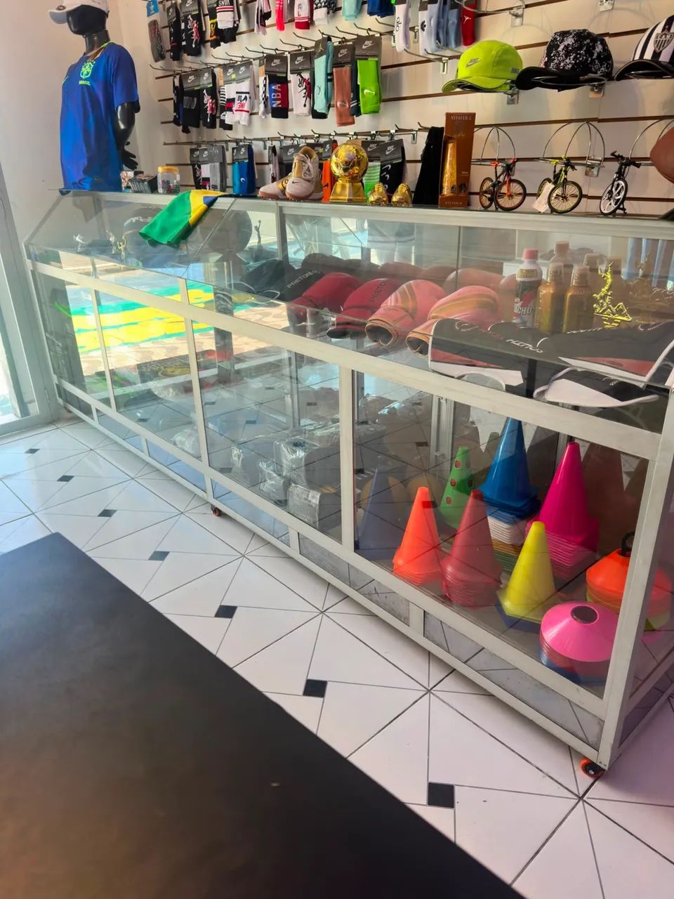 Balcão Vitrine Expositor de Vidro 2 Metros (Com Rodinhas) - Usado - Foto 2