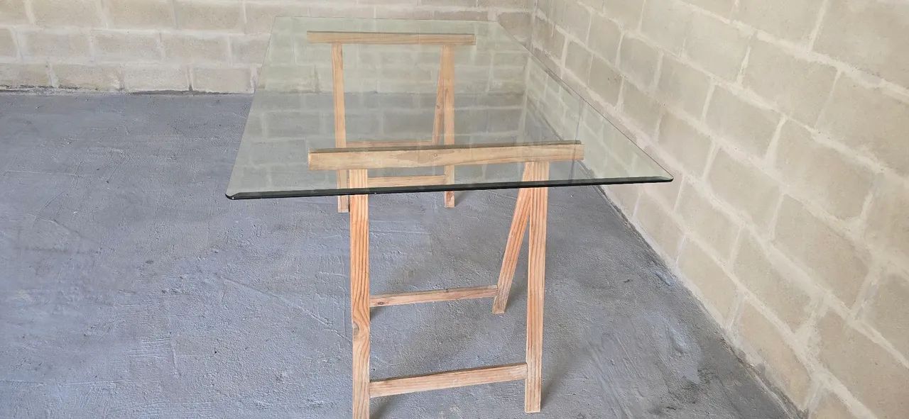 Mesa de vidro com cavaletes