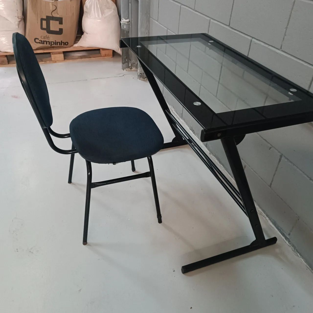 Mesa de escritório de  vidro com a cadeira