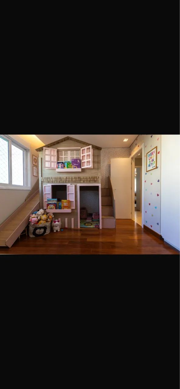 Casa de brinquedos com cama
