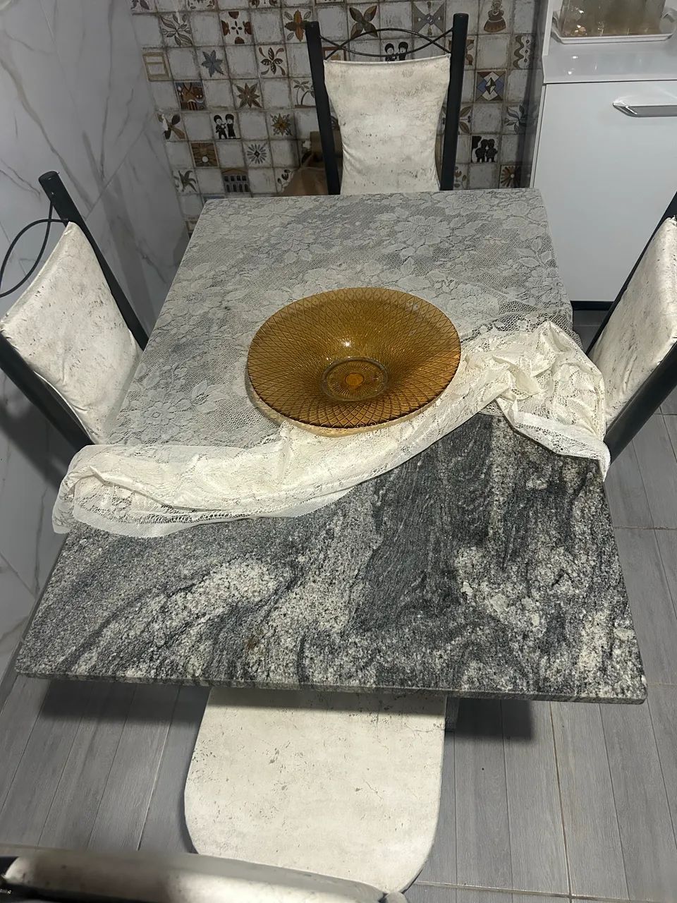 Mesa com pedra de mármore 