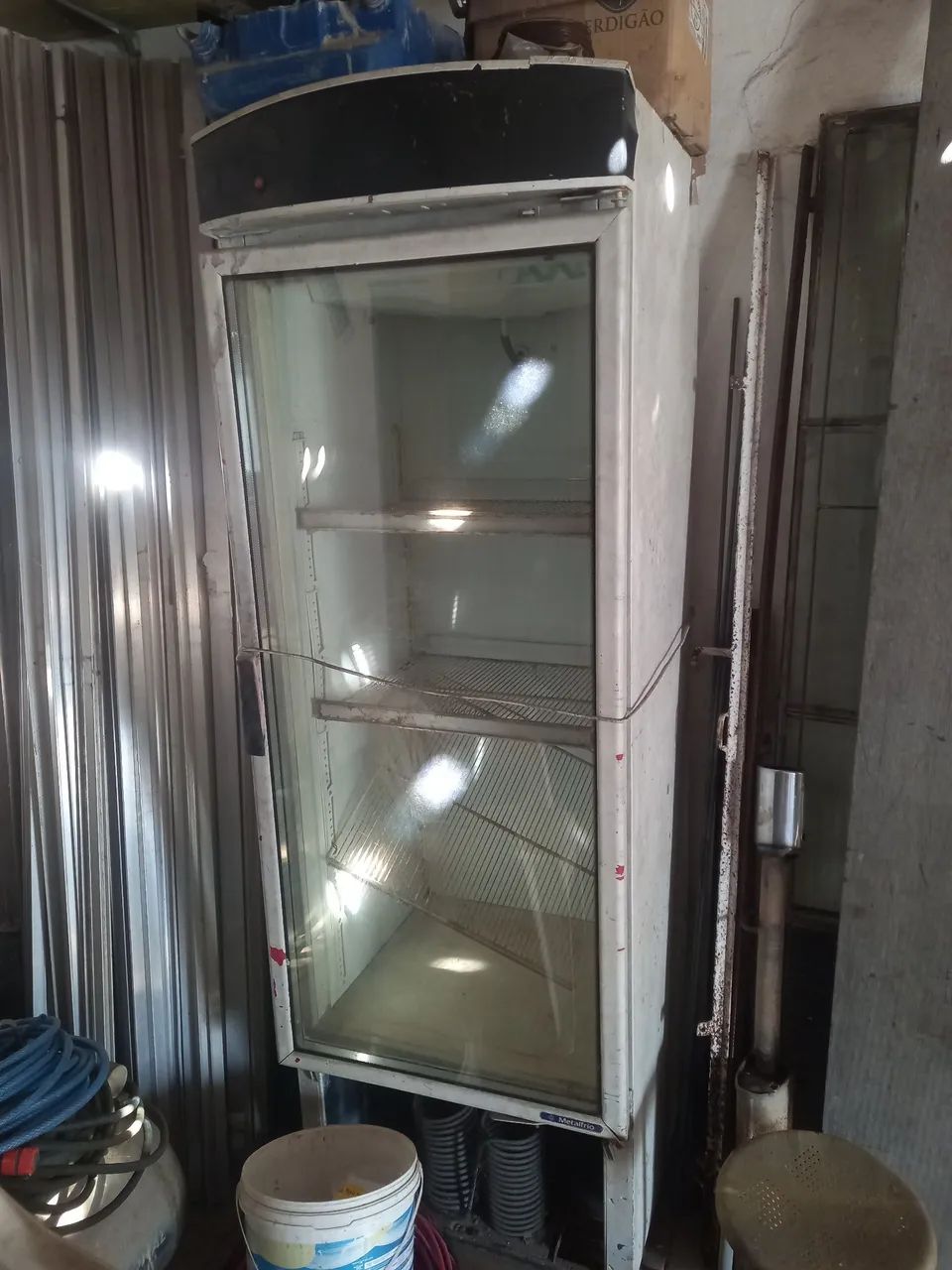Freezer expositor e organizador sem funcionar precisando consertar