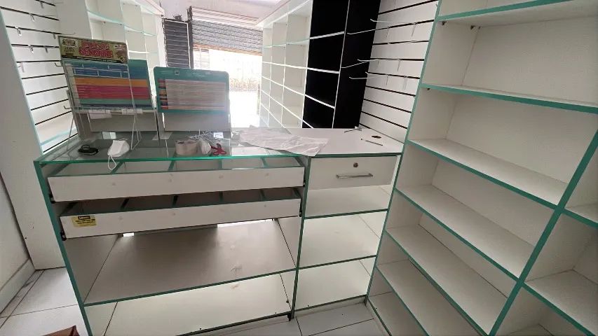 Prateleiras e balcão 
