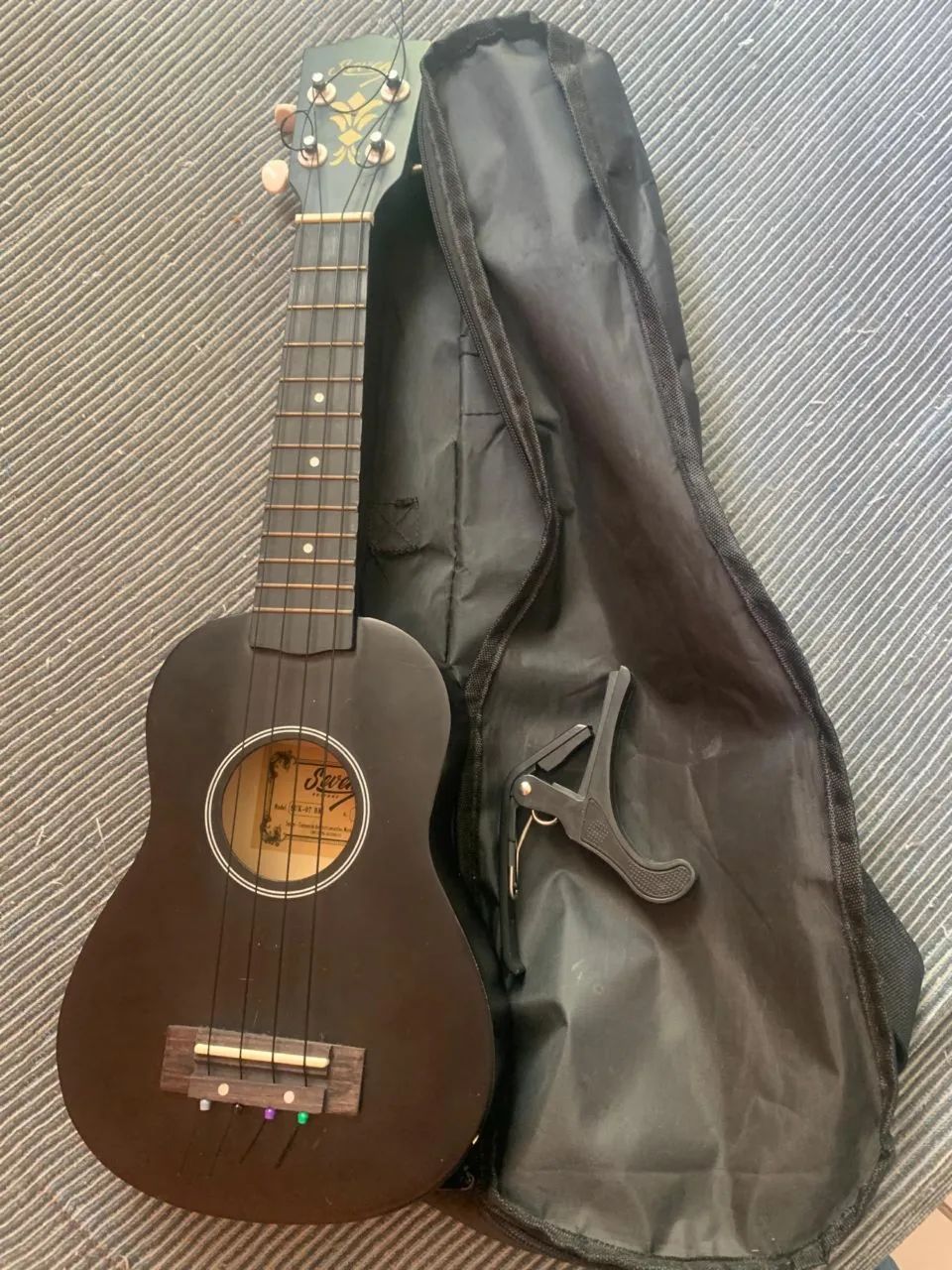 Vendo Ukulele  preto 