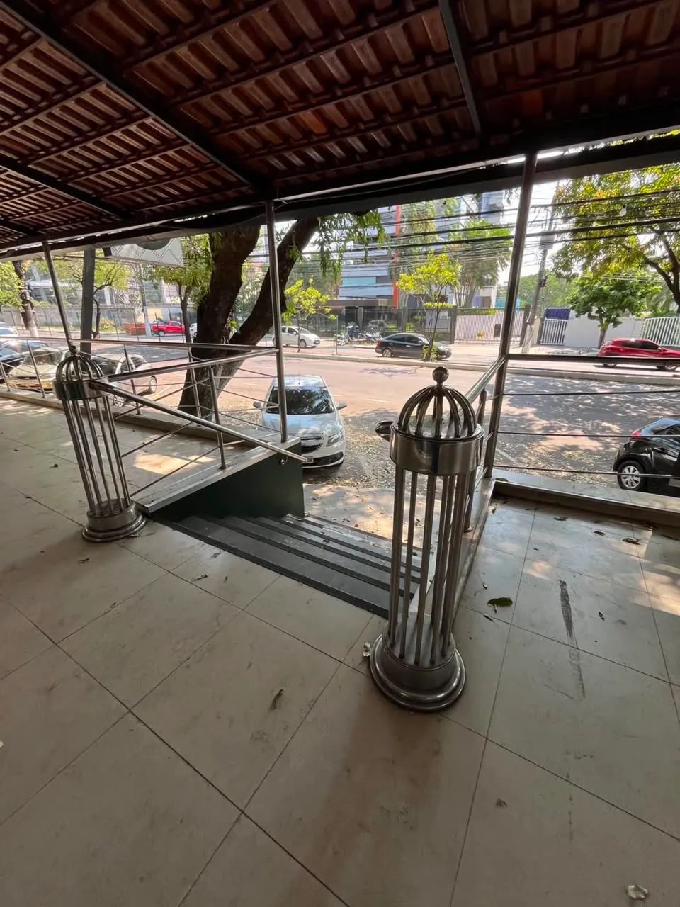 LOCAÇÃO: Ponto comercial no Adrianopolis 