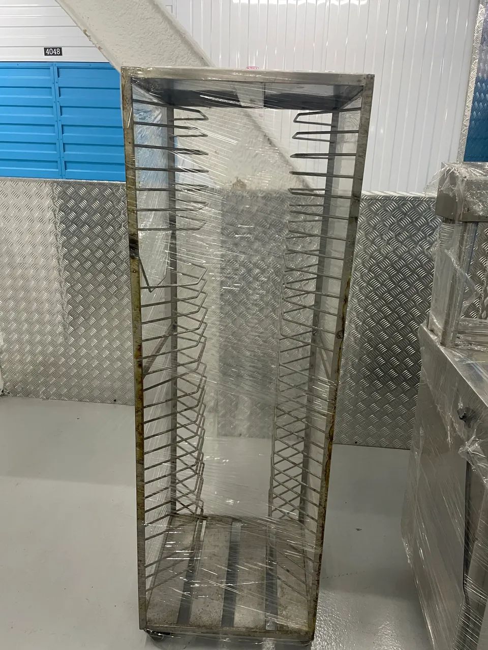 Carrinho Porta-Assadeiras em Aço Inox com Rodízios