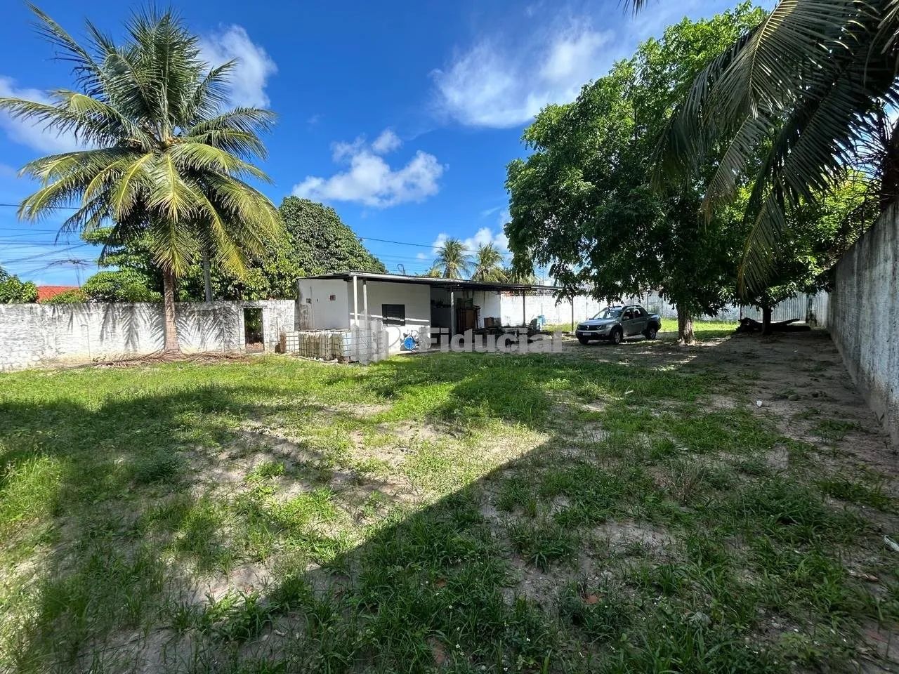 Terreno com 415m², murado e dispondo de área coberta, sala que pode ser utilizada como esc - Foto 3