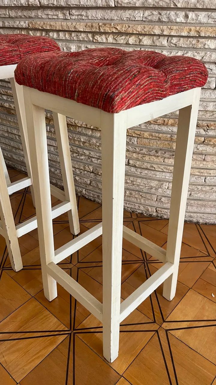 Jogo com 4 banquetas de madeira com estofado  - Foto 4