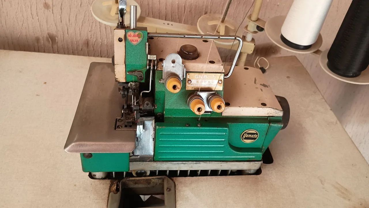 Vendo máquina de costura reta e overloque em bom estado. - Foto 5