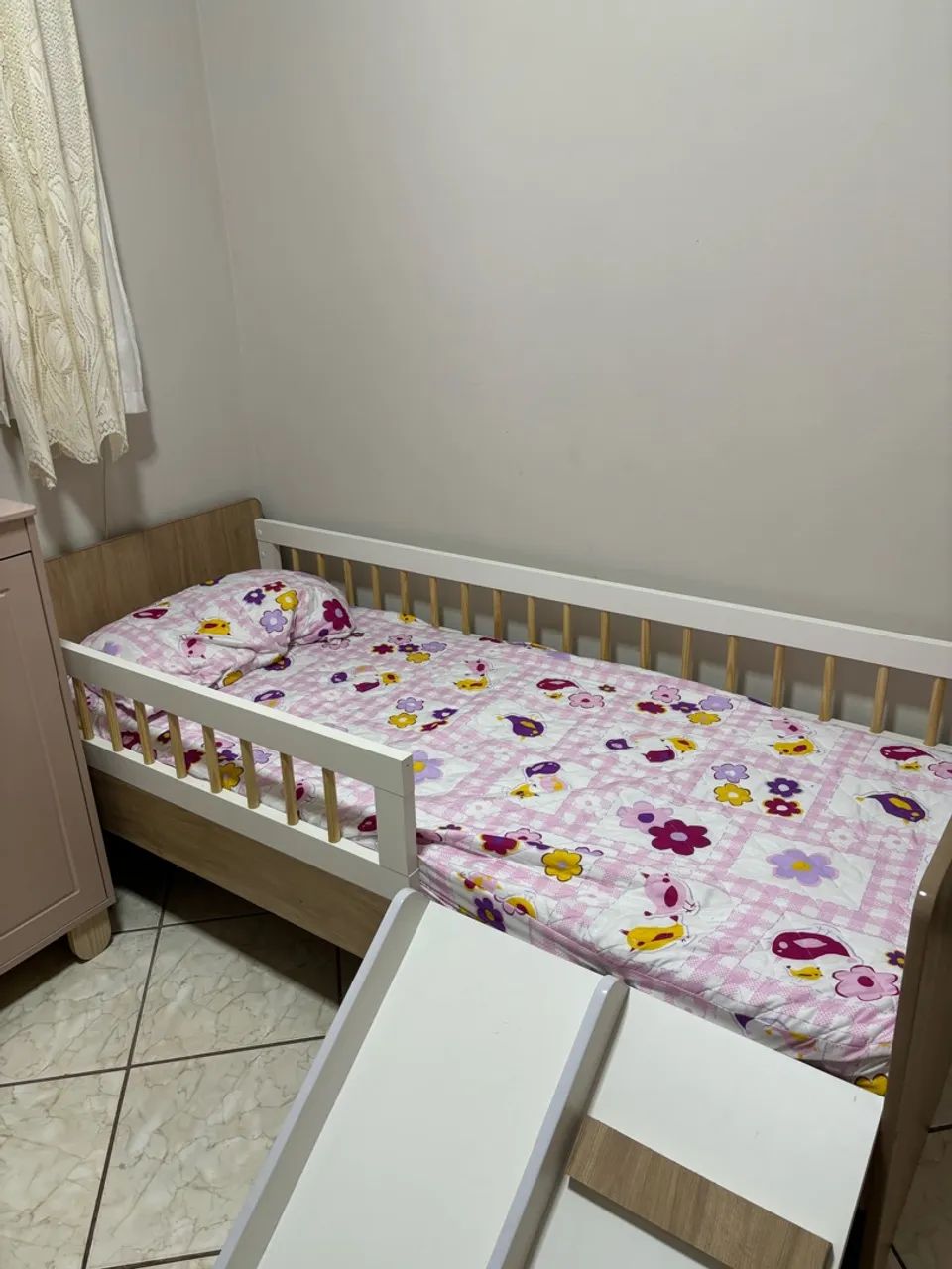 Cama infantil com grade e escorregador 