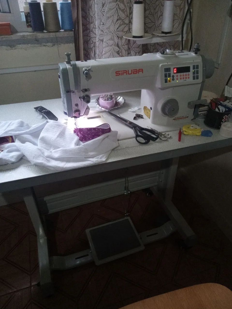 Máquina de costura reta eletrônica marca Siruba - Foto 2