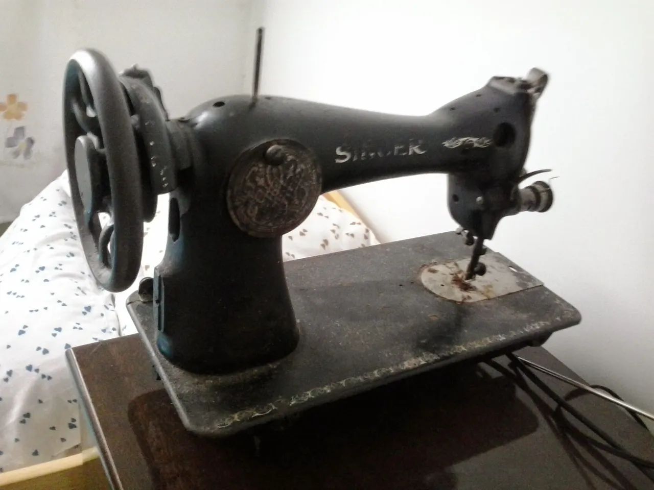 Antiguidade Máquina de costura SINGER com manivela bem conservada 