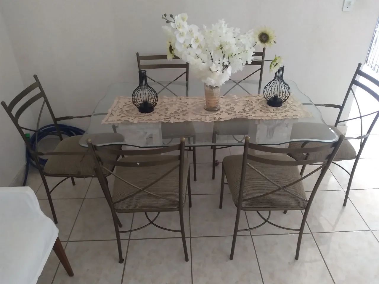 Mesa de vidro com granito