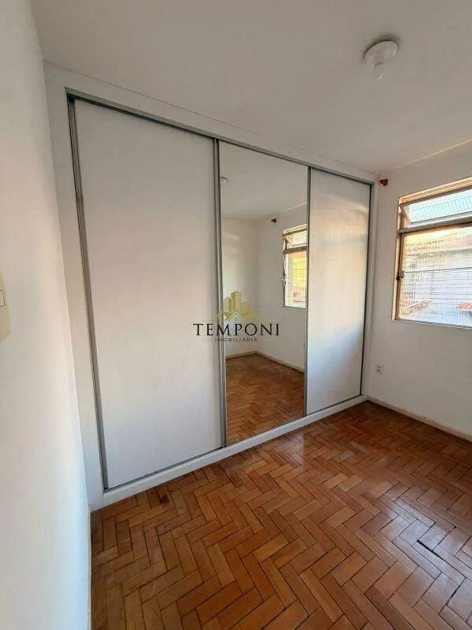 Excelente casa de dois pavimentos com 3 quartos e 3 vagas de garagem - Foto 4