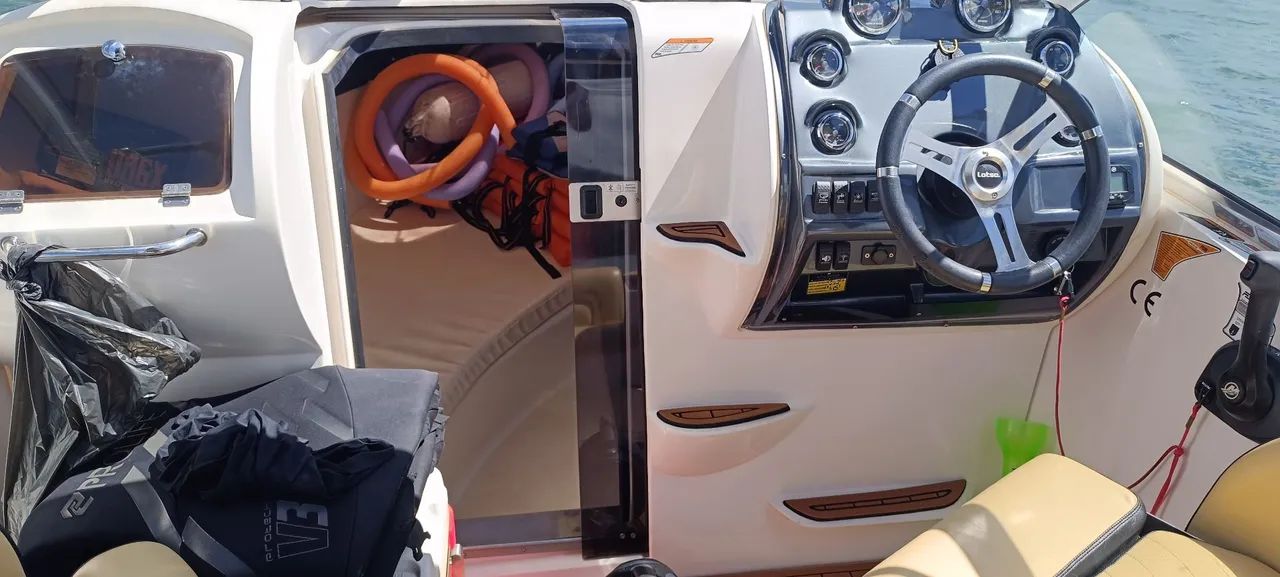 Lancha ano 2017 cabinada 23 pés rabeta bravo3 250 hp - Foto 13