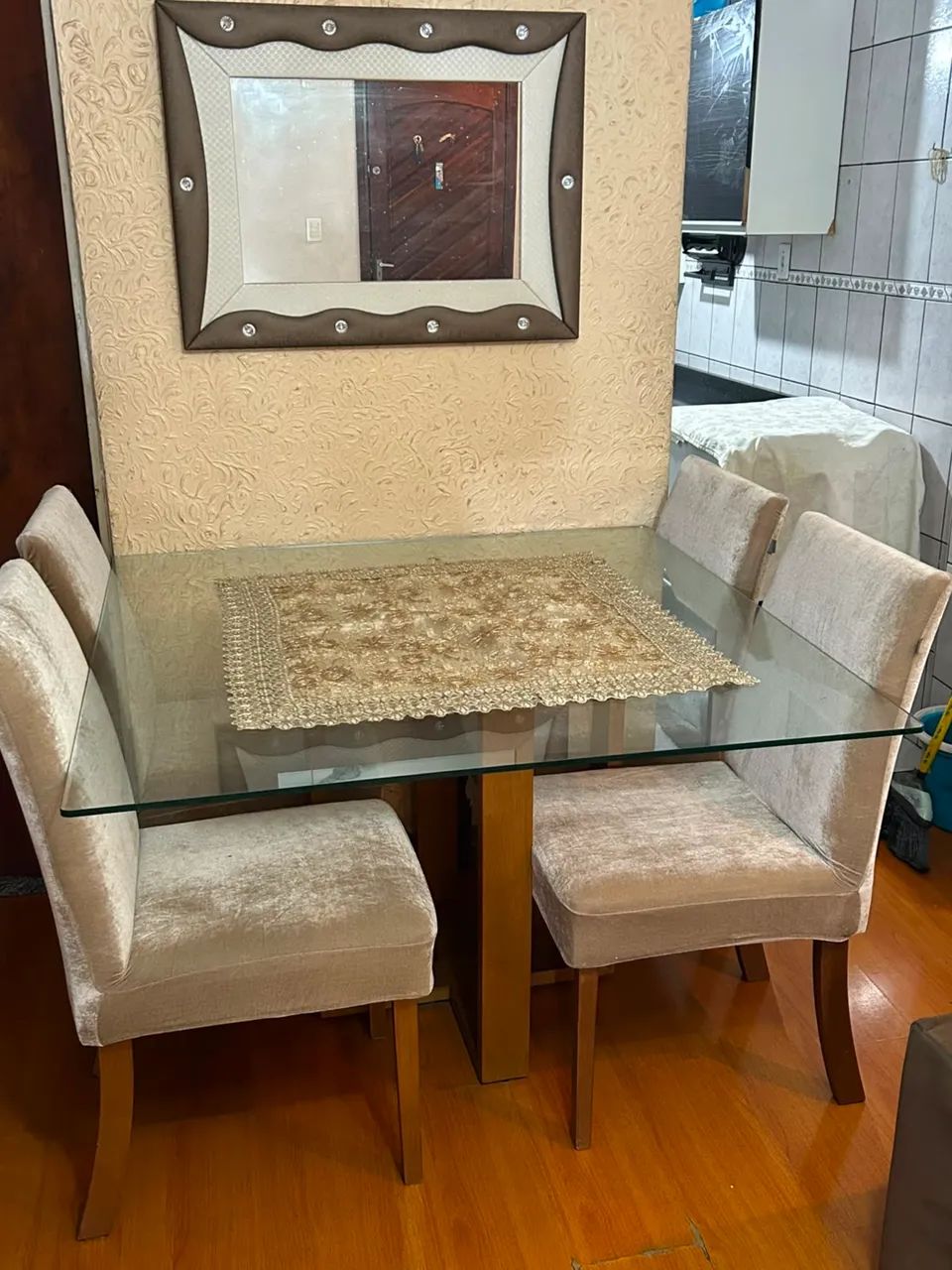VENDO MESA DE JANTAR COM 4 CADEIRAS