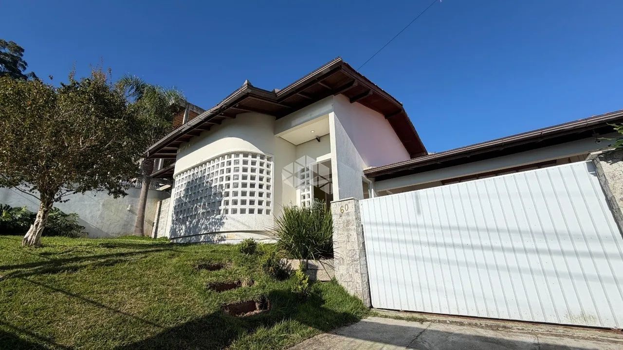 Casa com Piscina, 3 Quartos e Terreno de 494m², á venda, no Centro de Florianópolis