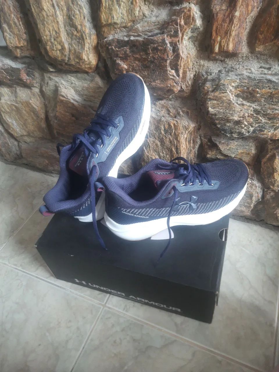 Par de tênis Under Armour original tam.40 mais um par de meias