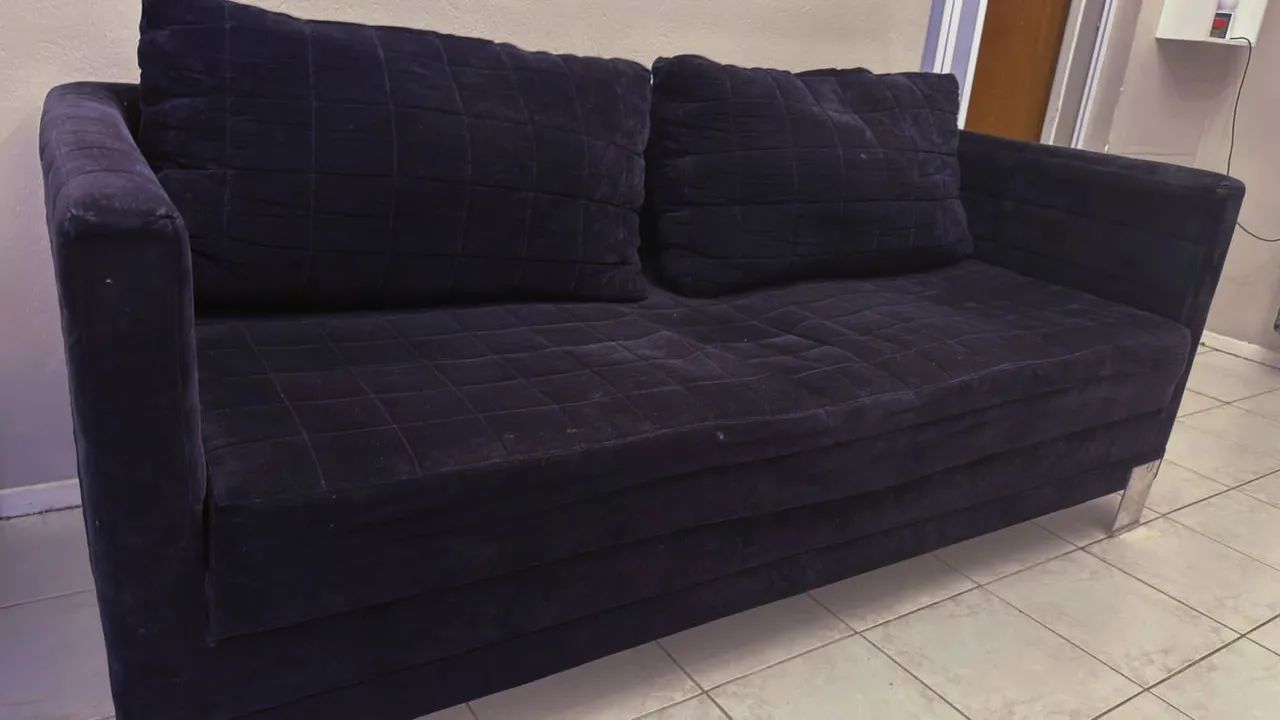 Vendo sofá preto veludo pés em inox - Foto 2