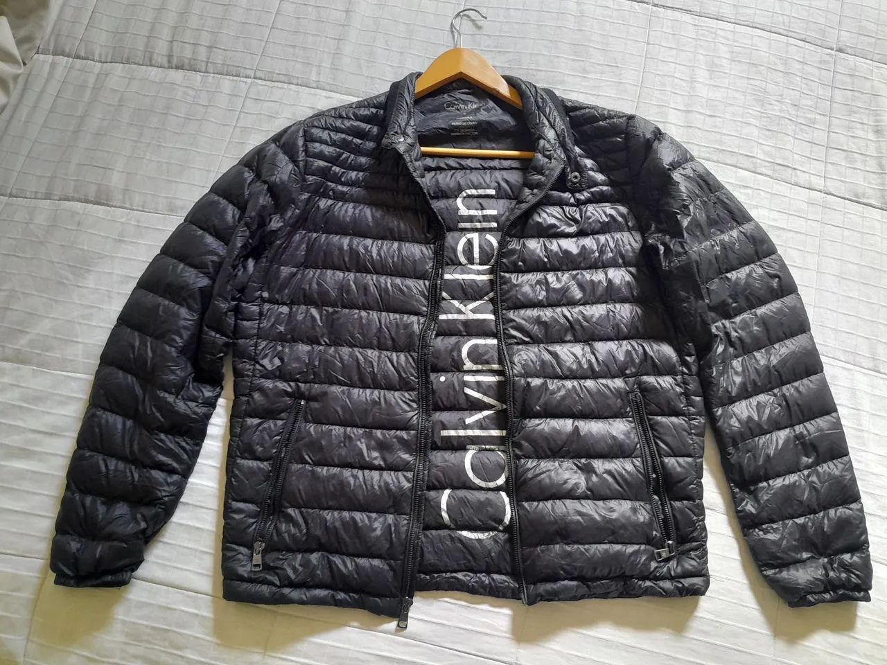 Jaqueta Puffer Calvin Klein Original. Dobrável e compacta.
