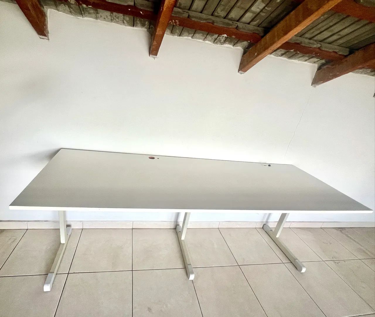 Mesa de Escritório Grande com Estrutura Metálica - Ótimo Estado - Foto 2