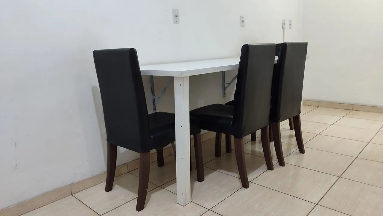 MESA DOBRÁVEL + 04 CADEIRAS DE MADEIRA - Foto 3