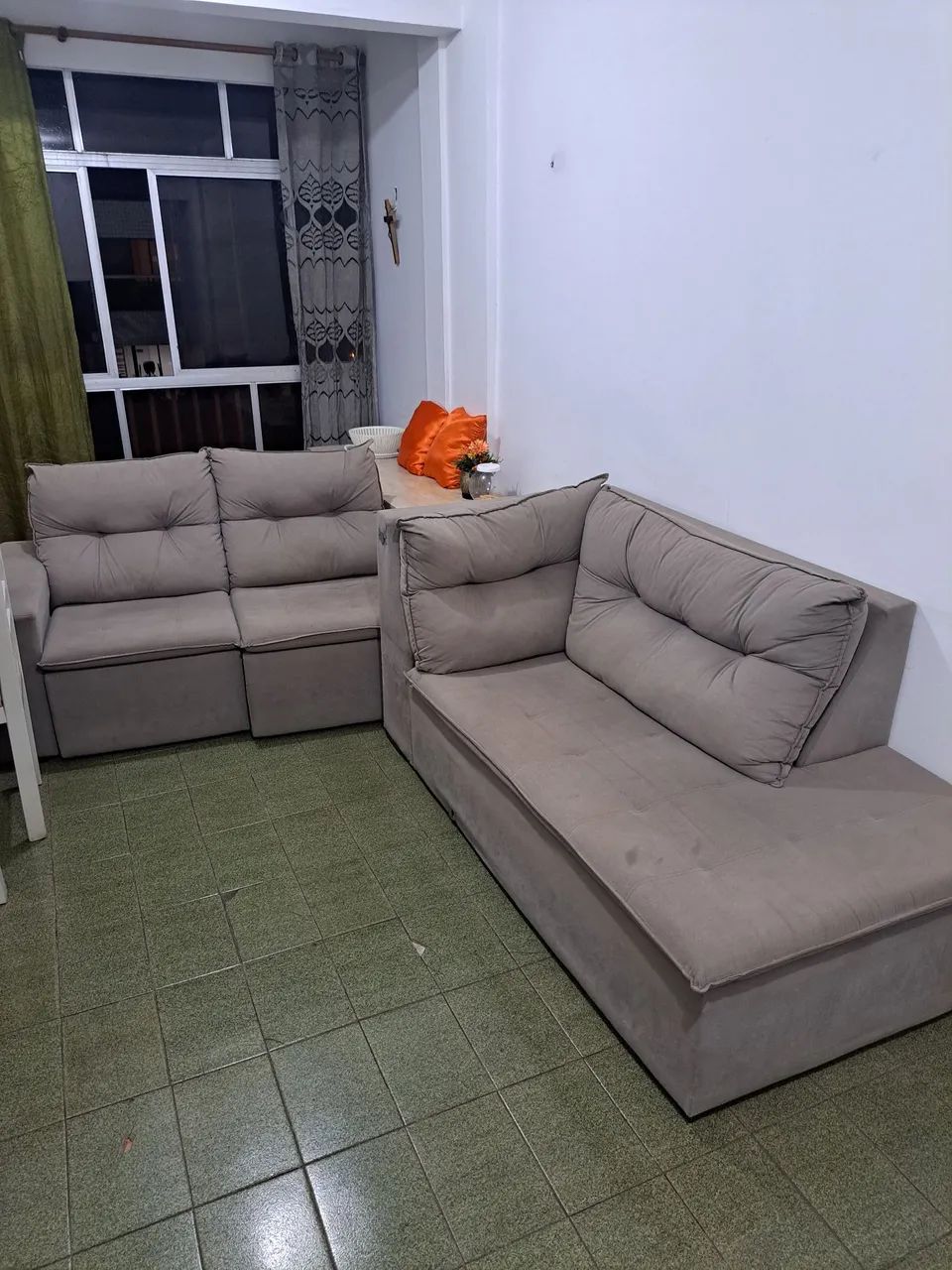 Selling a nearly new articulated three-seater sofa