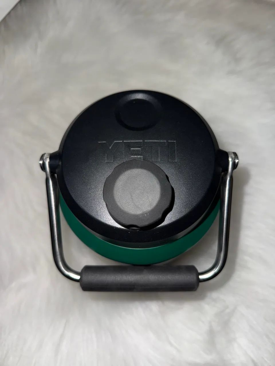 Garrafa térmica YETI Rambler Meio Galão Aço Inoxidável - Verde Floresta  - Foto 3