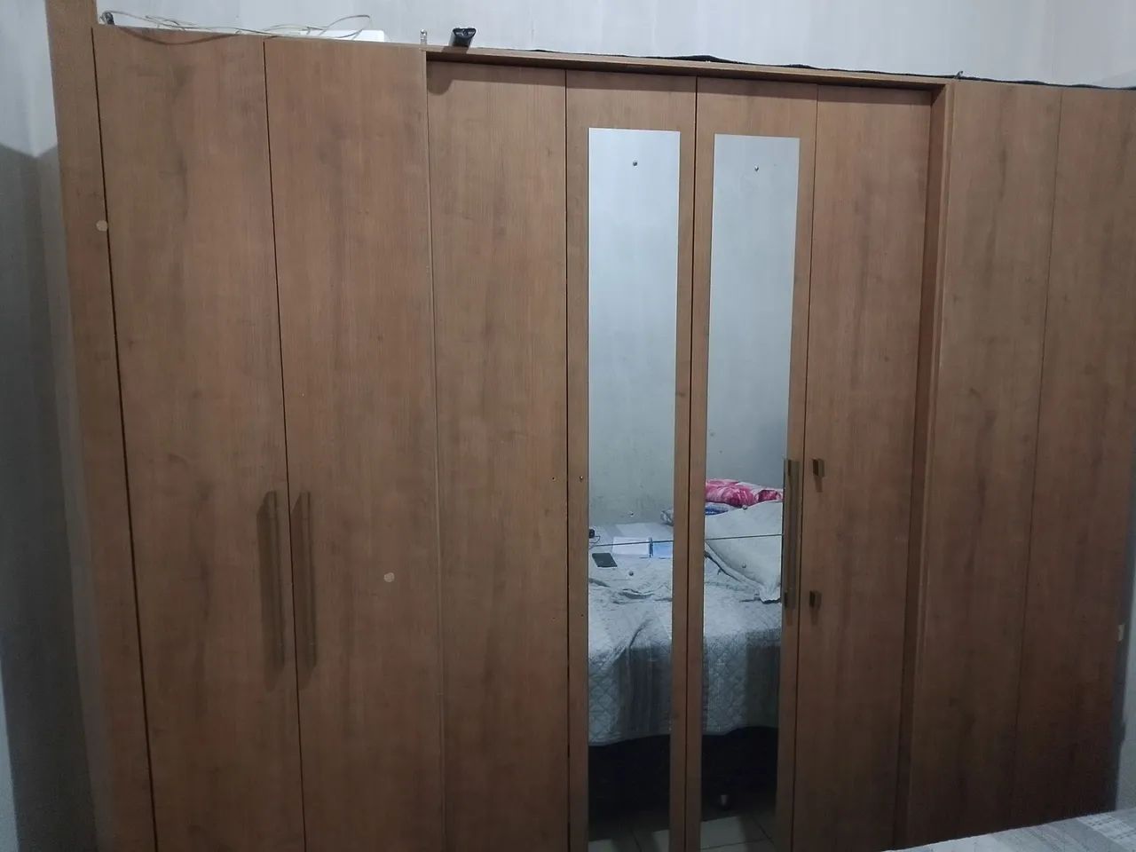 Guarda-roupa Carrara com MDF oito portas duas com espelho