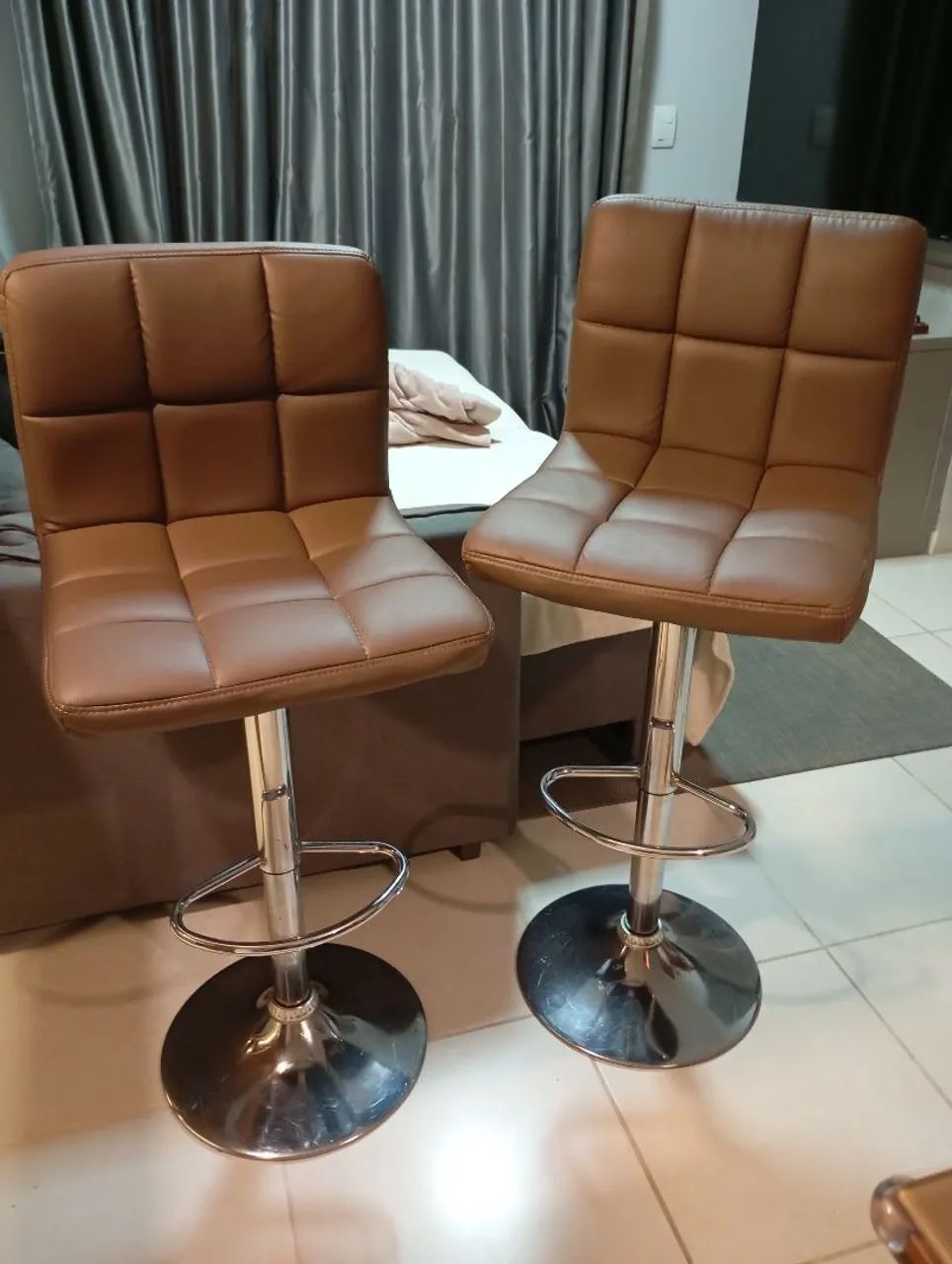 Duas Banquetas giratórias 