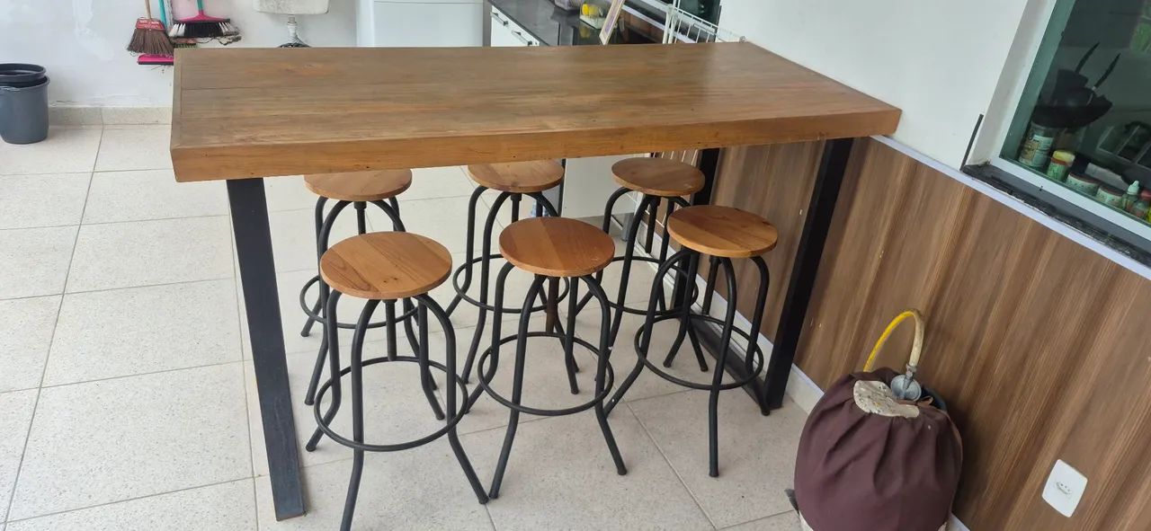 Mesa alta + banquetas