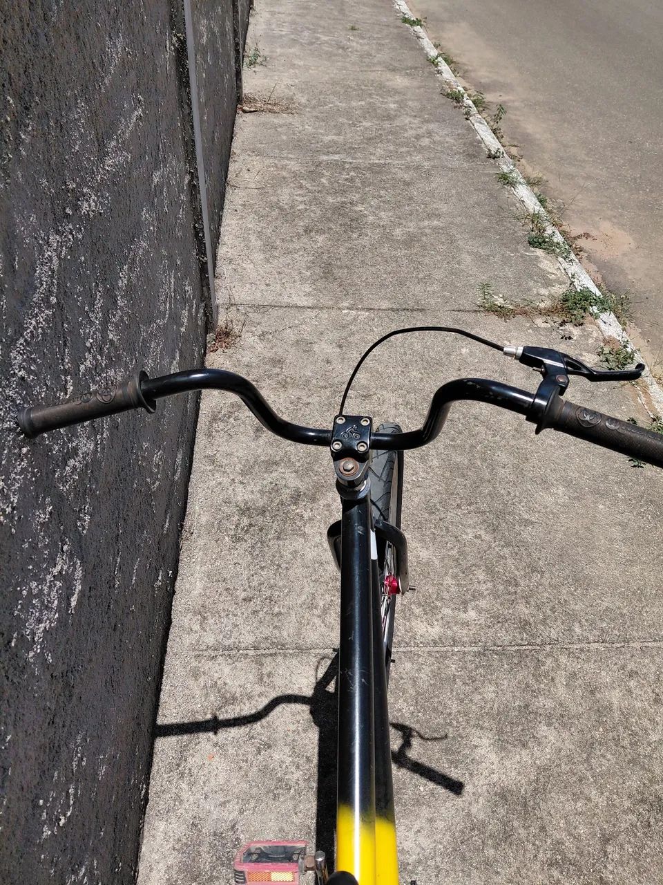 Bicicleta aro 26 amarela e preta - Foto 4