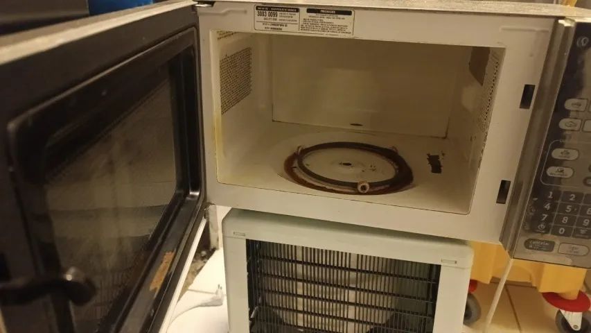 Micro-ondas Consul 20L 220V funcionando - com ferrugem interna - Foto 3