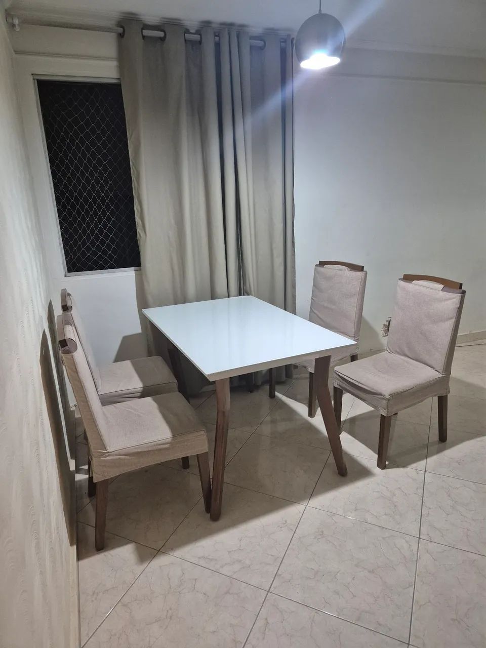 Mesa 120cm com 4 cadeiras 