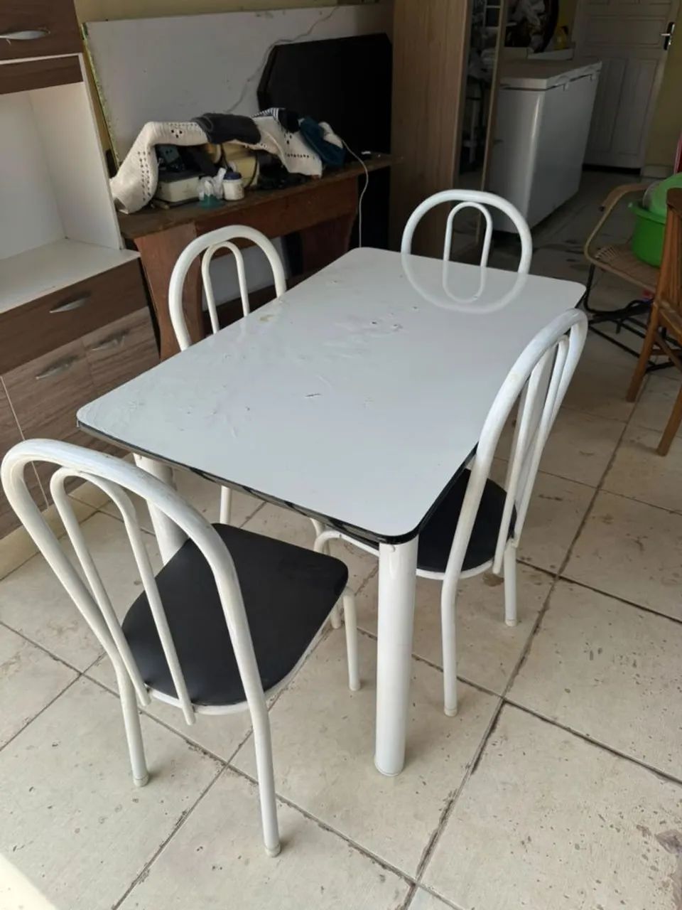 Mesa com 4 cadeiras 