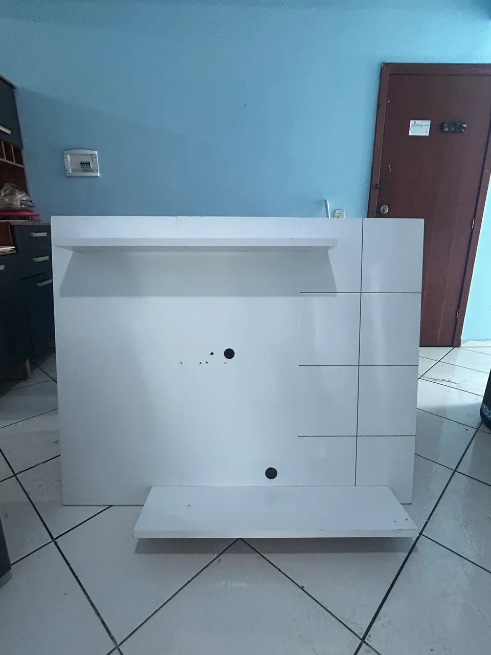 Painel de TV Branco com Prateleira - Bom Estado