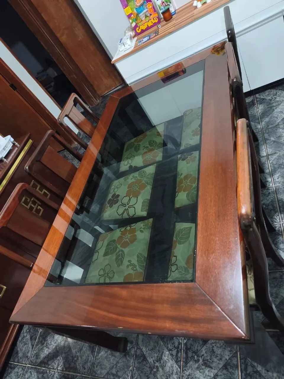 Mesa de madeira com tampo de vidro