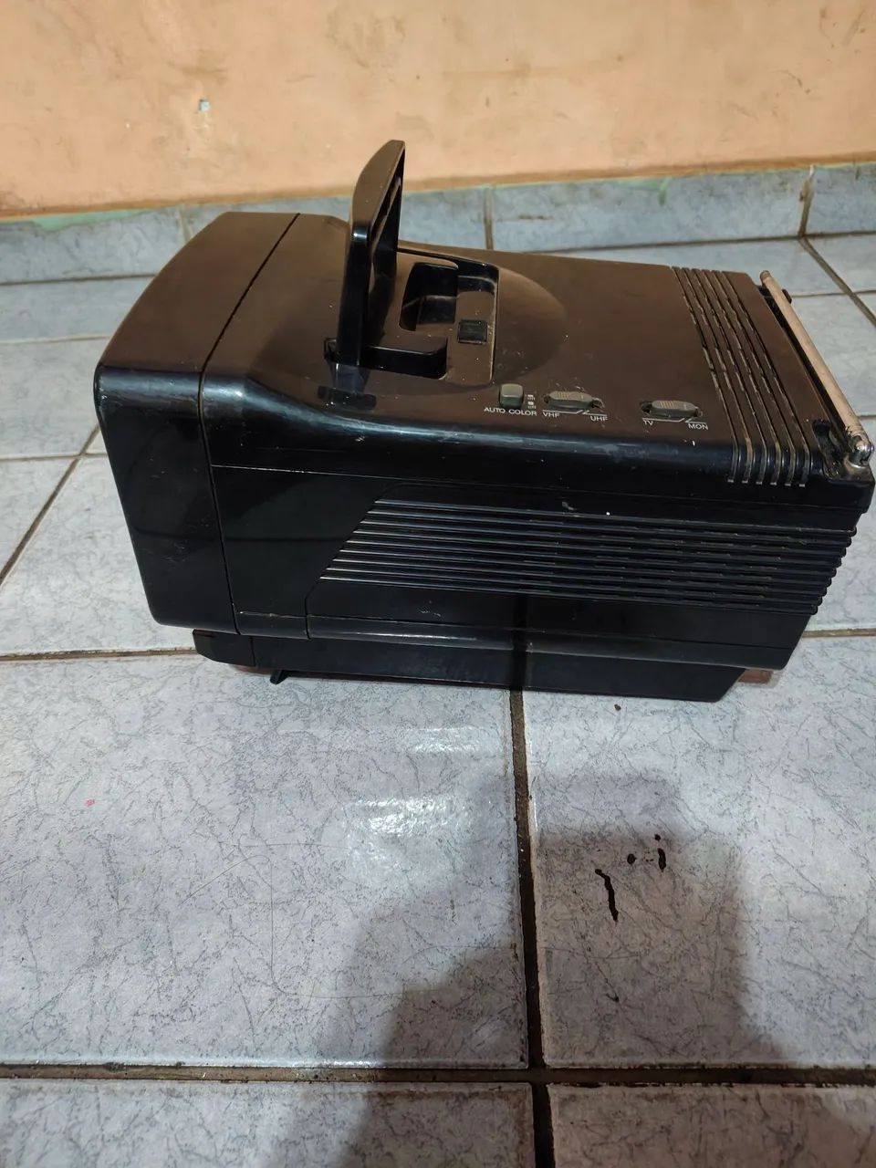 Vende se tv portátil colorida antiga  - Foto 4
