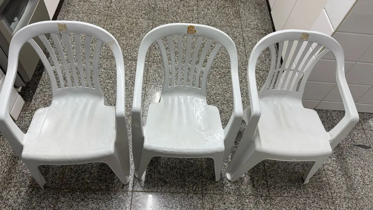 3 Cadeiras de Plástico 