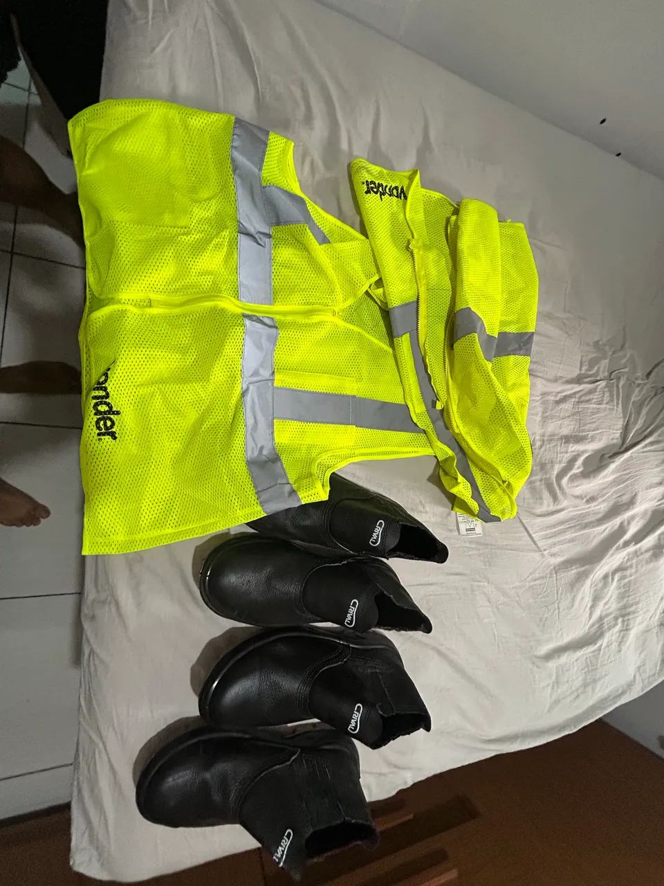 Vendo 2 botas e 2 coletes  - Foto 3