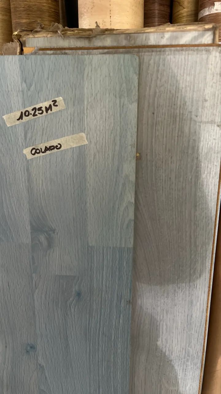 Piso laminado novo ,com pequenas avarias 10,25m2