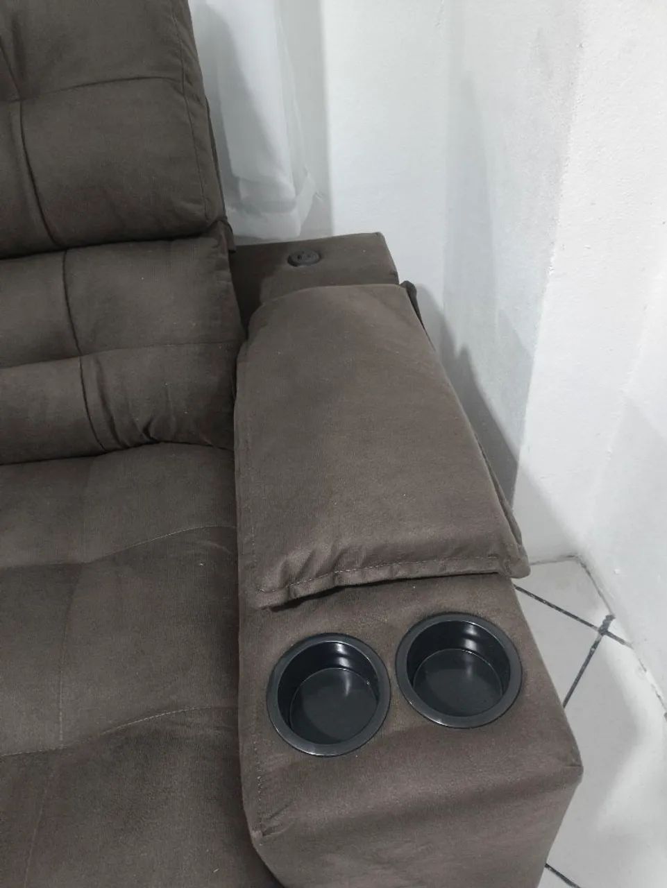 Sofá sofisticado com apoio de copo e suporte pra carregar celular  - Foto 2
