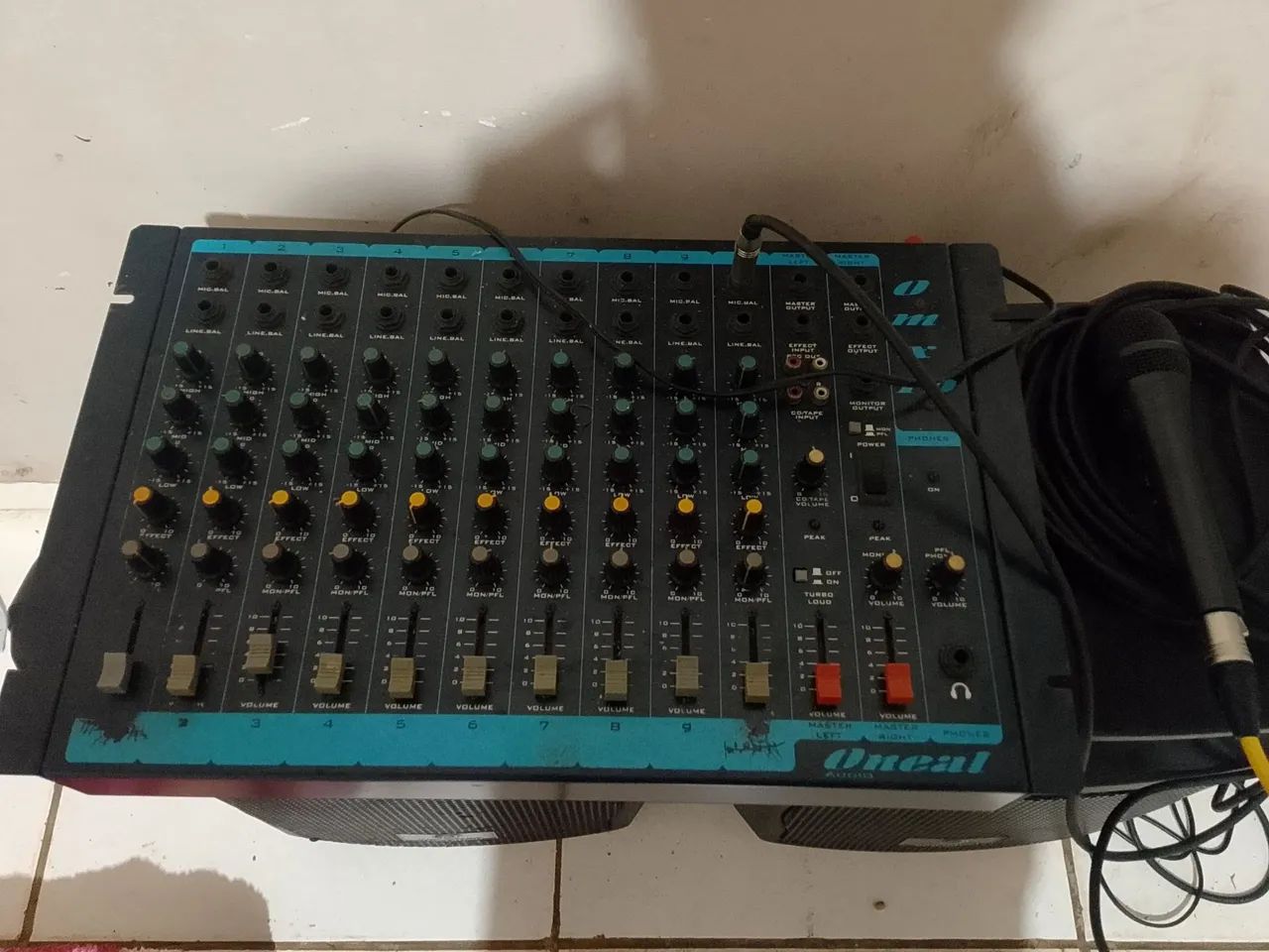 Caixa de som amplificada com mesa de 12 canais e um microfone  - Foto 2