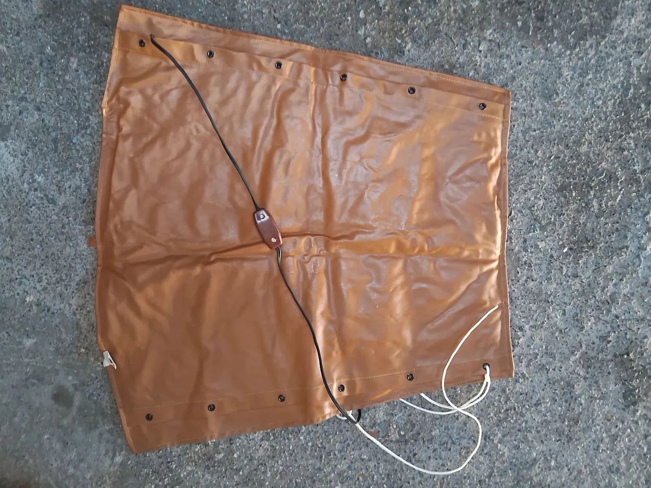 Bota/manta térmica elétrica em formato anatômico para pernas e pés.