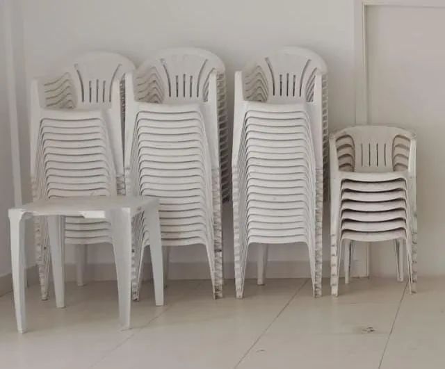 67 Poltronas plásticas + 01 Mesa de brinde