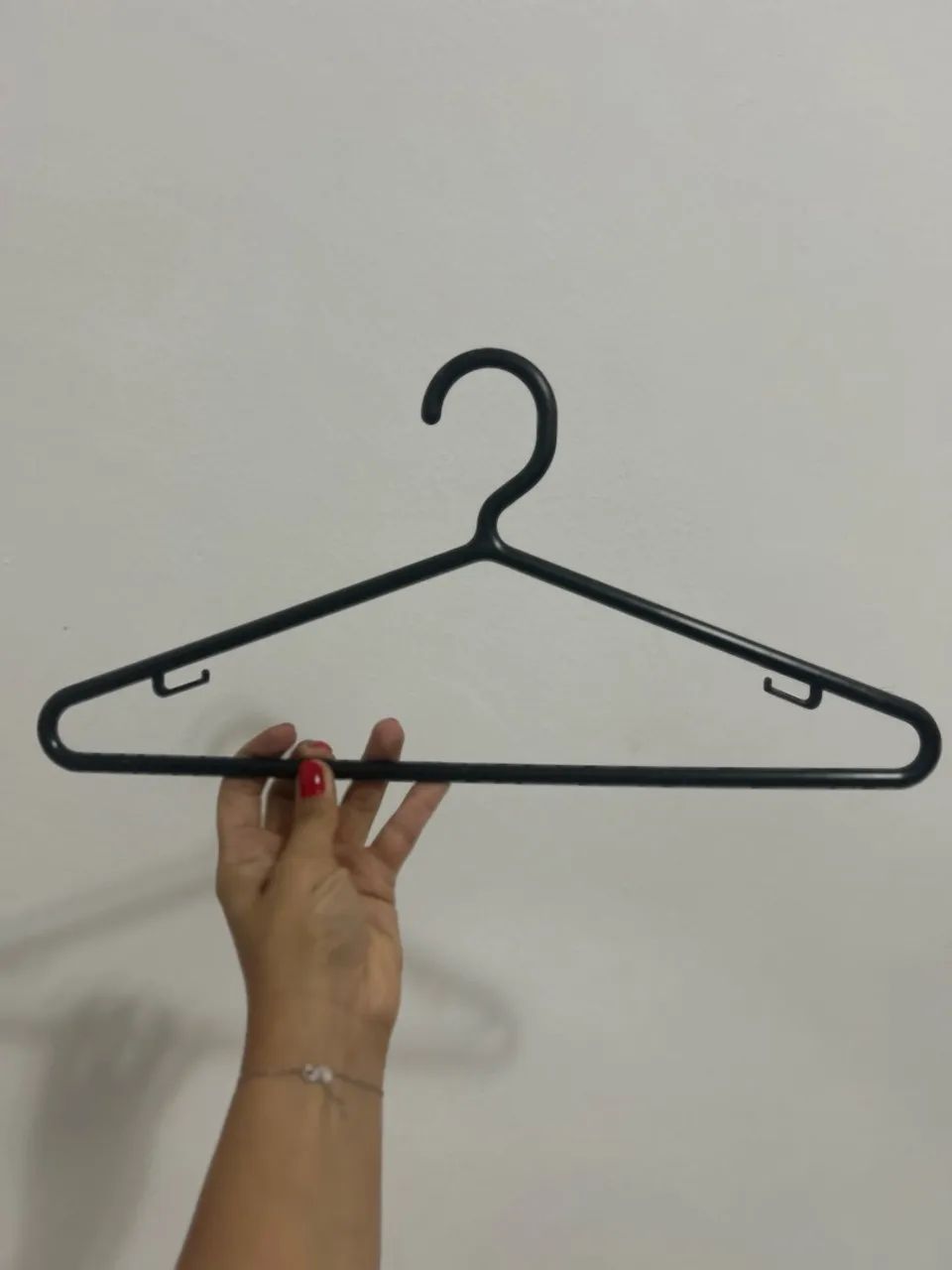 Vendo cabides de plástico preto 