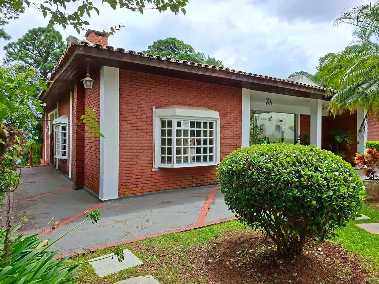 Casa Praticamente TÉRREA no Miolo da Granja Viana! - Foto 4