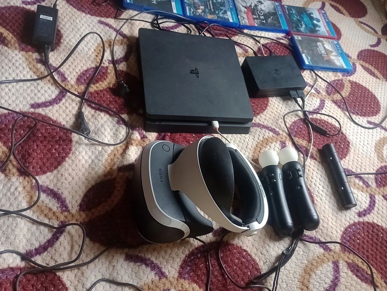 PS4 Slim 1TB + PSVR COMPLETO + 2 Controles + Base Cooler + Jogos